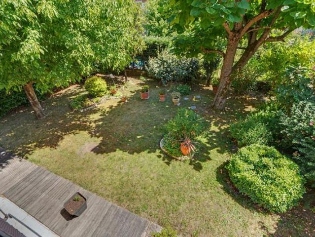 TOULOUSE MINIMES / BARRIÈRE DE PARIS À 5 minutes à pied du métro Minimes / Claude Nougaro, découvrez cette villa familiale des années 1930 offrant environ 150 m² habitables + un atelier de 16 m² et un garage de 21 m². Située dans un secteur recherch