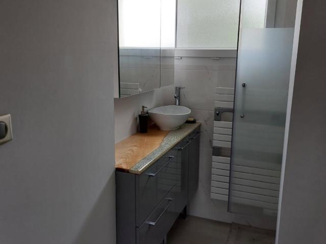 Toulouse, situé dans le quartier Guilhemery,appartement T3 renové avec balcon, avec place de parking aérien et une cave