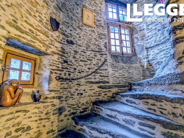 Tour médiévale restaurée du XVe siècle sur les rives de l'Auvezère à Ségur le Château
