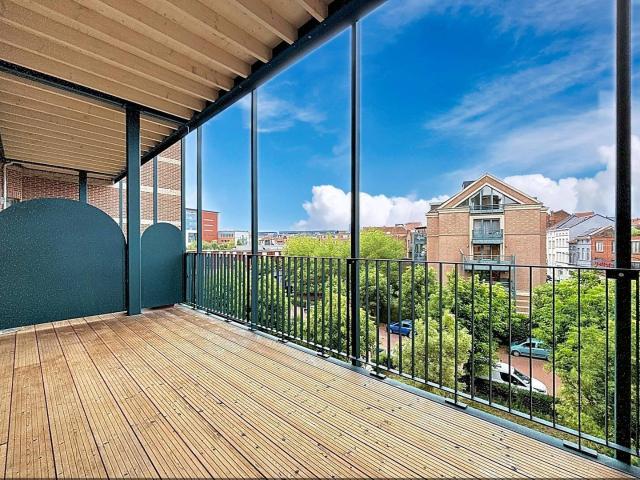 Tour&Taxis Renovated 2 bedroom apartment +terrace +parking
