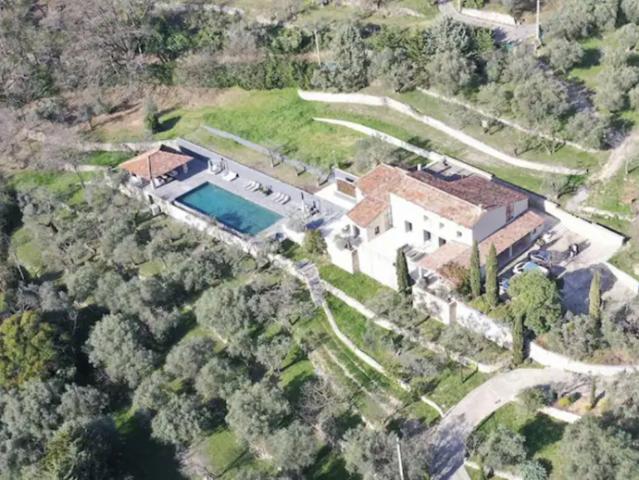 TOURRETTES BASTIDE T8 DE 360M2 SUR 28000M2 AVEC PISCINE GARA