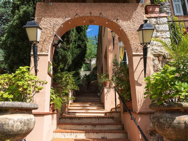 Tourrettes Sur Loup: Auberge À Vendre 700m² Tourrettes sur Loup