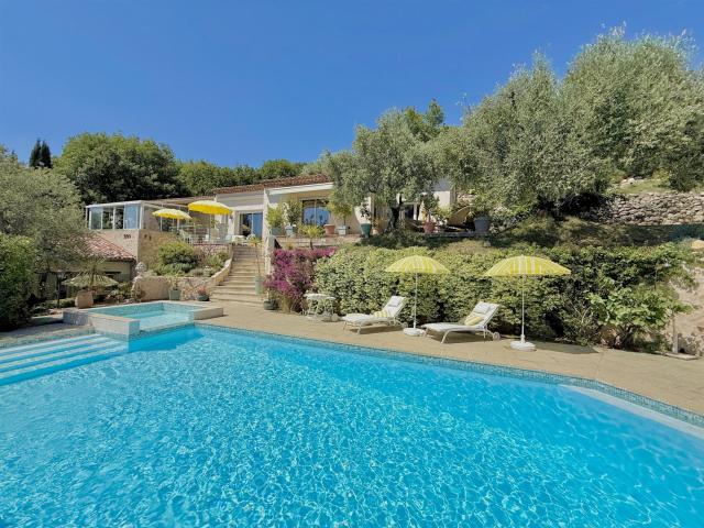 Tourrettes sur Loup: belle propriété de 220 m2 composée de. 220m² Tourrettes sur Loup