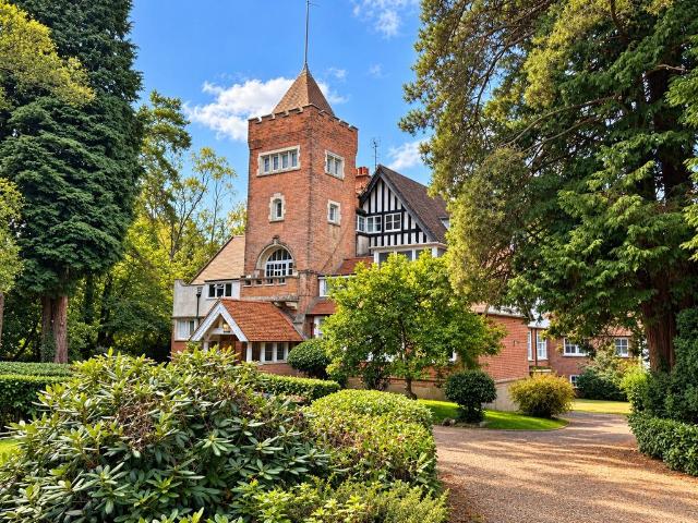 Tower Road, Hindhead, Surrey, GU26 1 bed apartment to rent £1,350 pcm £312 pw