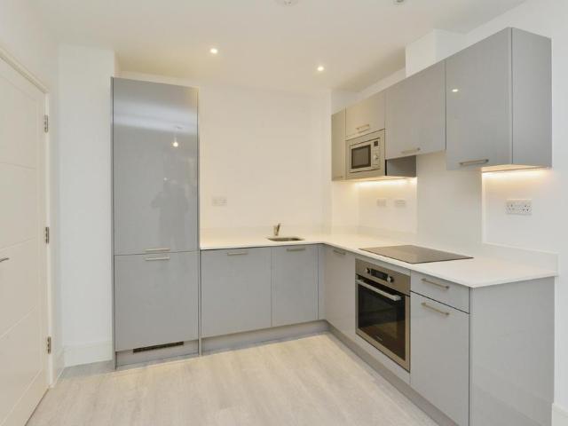 Towergate House, Milton Keynes, MK9 1 bed apartment to rent £1,100 pcm £254 pw