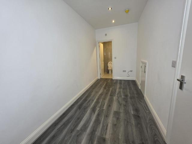 Towers Road, Southall UB1 Studio to rent £900 pcm £208 pw