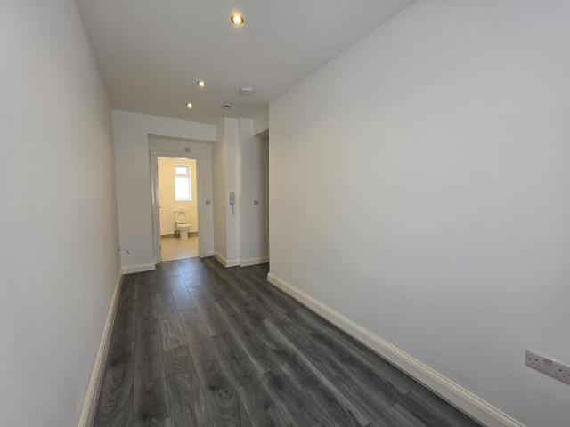 Towers Road, Southall UB1 Studio to rent £900 pcm £208 pw