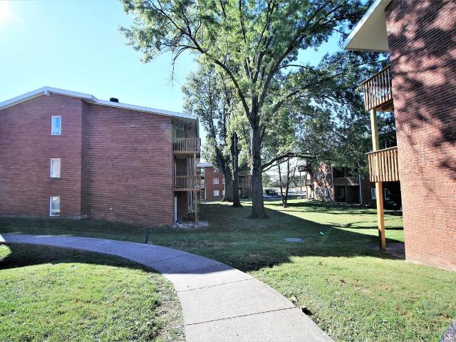 Town and Country 3 Bedroom Apartment for Rent at 120 S Kingston Dr, Bloomington, IN 47408