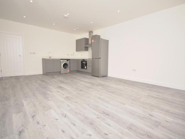 Town Centre, Hatfield AL10, 2 bed flat to rent, £1,575 pcm | PrimeLocation