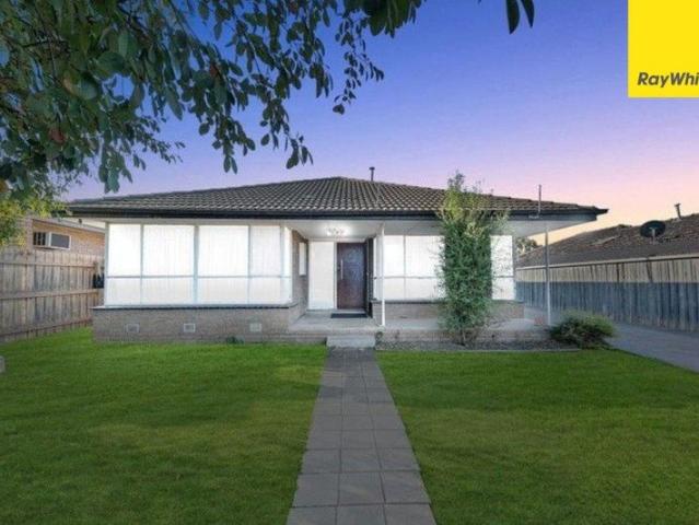 Town Centre Prime Location Walk to Everything!