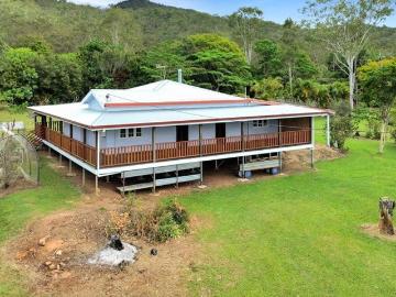 Town Convenience, Country Space Queenslander on 5,270m²