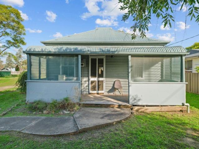 Town Cottage in Convenient Location!