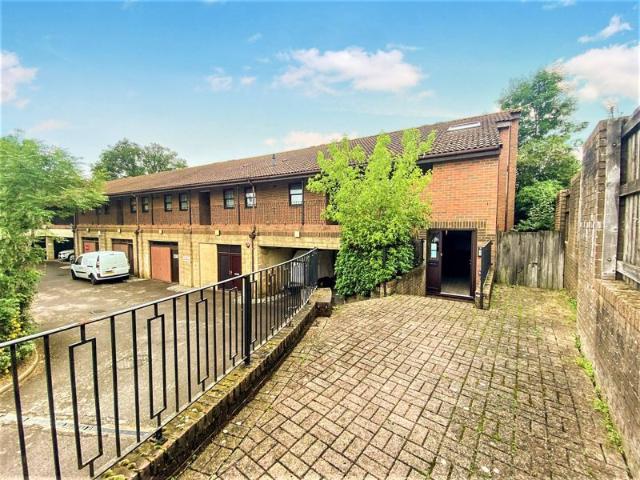 Town End, Caterham CR3, 1 bed flat to rent, £1,250 pcm | PrimeLocation