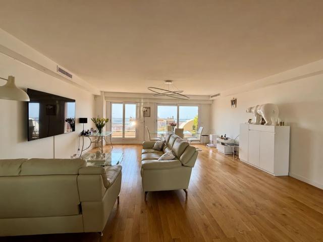 Town Hall Square – Stunning Furnished 2 Bedroom Apartment