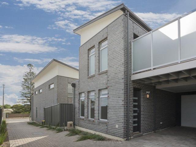 Town House Minutes from the Beach