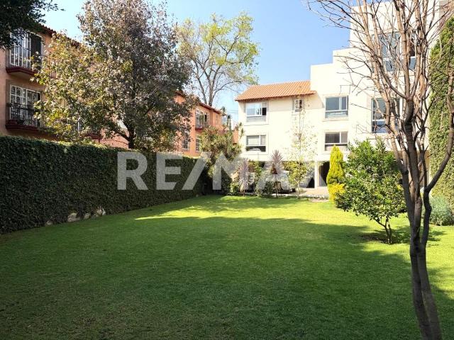 TOWN HOUSE EN RENTA CON GRAN JARDÍN Y TERRAZA