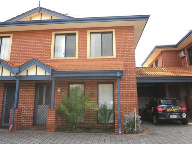 TOWN HOUSE IN AN UNBEATABLE LOCATION!