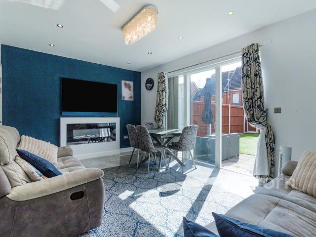 Town House to rent Dell View Road, Erith, DA8