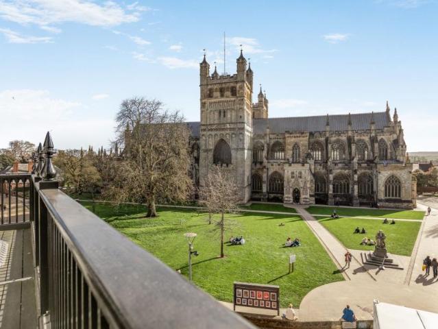 Town House to rent with 2 bedrooms, Cathedral Close, Exeter