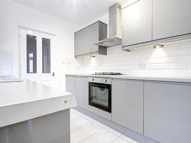 Town Road, London, N9 3 bed terraced house to rent £2,350 pcm £542 pw