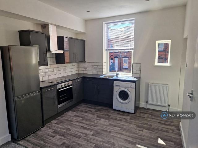 Town St, Leeds, LS12 2 bed flat to rent £895 pcm £207 pw
