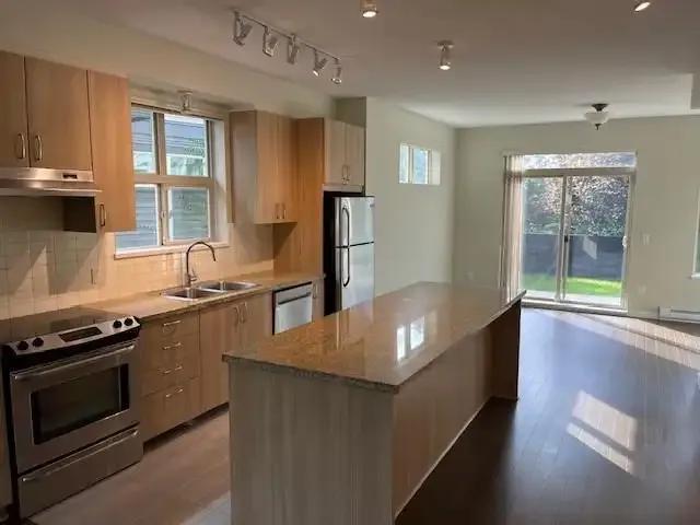 Townhouse 3 Bedroom For Rent Abbotsford BC 2600 ES103695182