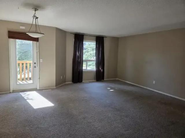 Townhouse 3 Bedroom For Rent Airdrie AB 1950 ES105394667