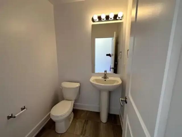 Townhouse 3 Bedroom For Rent Barrie ON 2700 ES104106573
