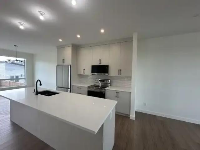 Townhouse 3 Bedroom For Rent Blackfalds AB 2095 ES105601940