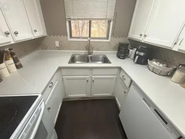 Townhouse 3 Bedroom For Rent Calgary AB 1895 ES104362524