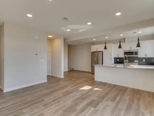 Townhouse 3 Bedroom For Rent Calgary AB 2275 ES105394443