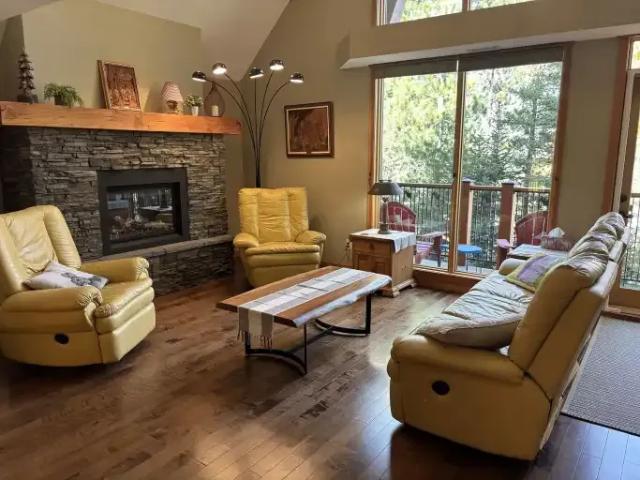 Townhouse 3 Bedroom For Rent Canmore AB 5900 ES105309204