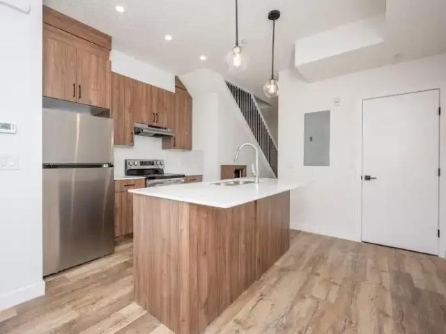 Townhouse 3 Bedroom For Rent Cochrane AB 2250 ES105654031