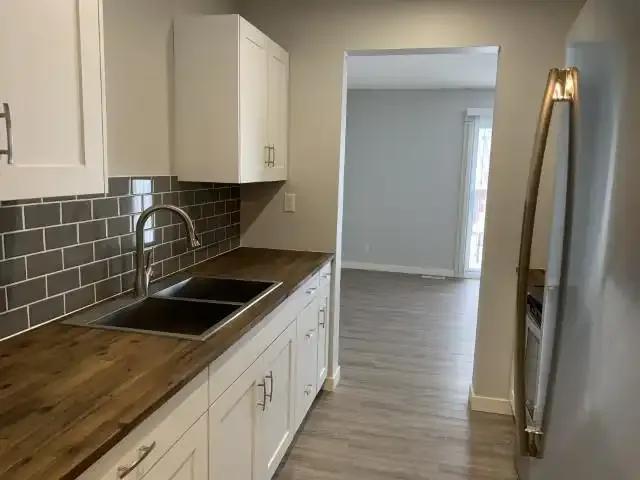 Townhouse 3 Bedroom For Rent Red Deer AB 1695 ES103958683