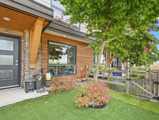Townhouse 3 Bedroom For Rent Surrey BC 3000 ES105378453