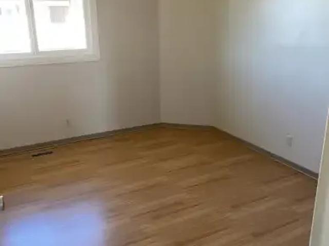 Townhouse 3 Bedroom For Rent Swan Hills AB 1000 ES105485621