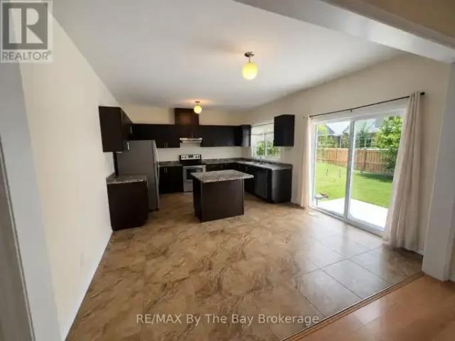 Townhouse 3 Bedroom For Rent Wasaga Beach ON 2600 ES104888816