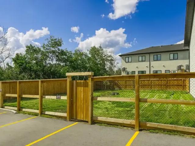 Townhouse 1 Bedroom For Rent Landmark MB 1370 ES105466760