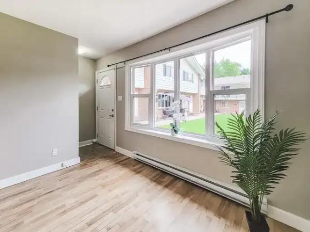 Townhouse 2 Bedroom For Rent Orangeville ON 2250 ES104292157