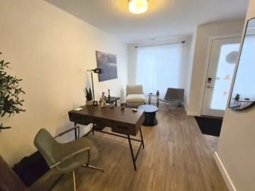 Airdrie, Alberta - Office room, Parking