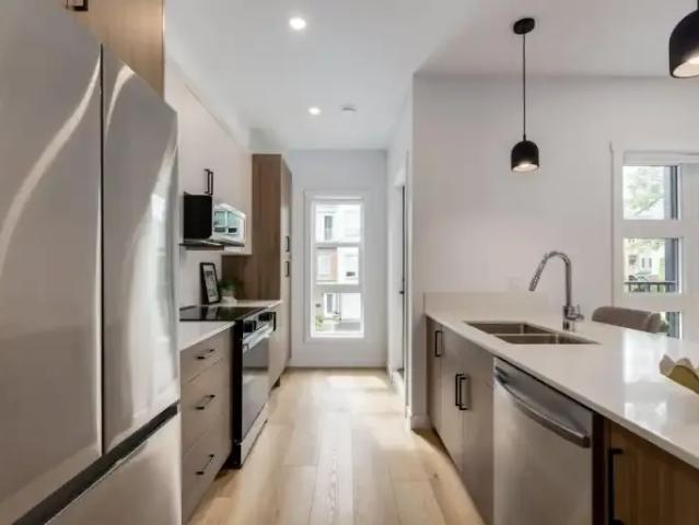 Townhouse 2 Bedroom For Rent Calgary AB 2695 ES104000006