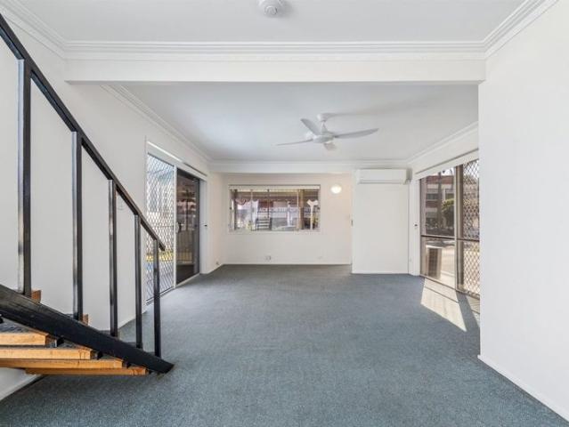 Townhouse Coastal Convenience in the Heart of Mermaid Beach