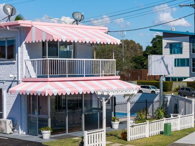 Townhouse Coastal Convenience in the Heart of Mermaid Beach