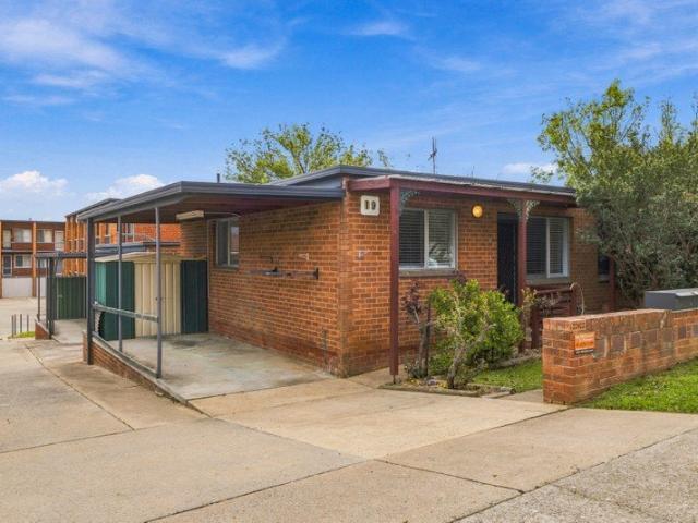 Townhouse Charm: Renovated Living in the heart of Queanbeyan