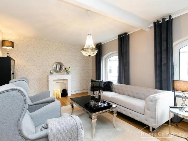 Townhouse chic in city centre furnished business flat