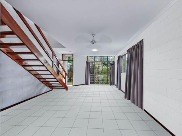 Townhouse Close to Cannonvale Beach!