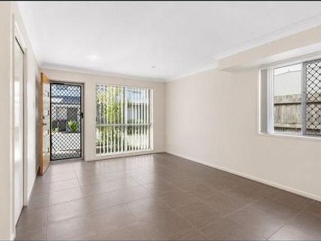 Townhouse Close To Shops and Waterfront