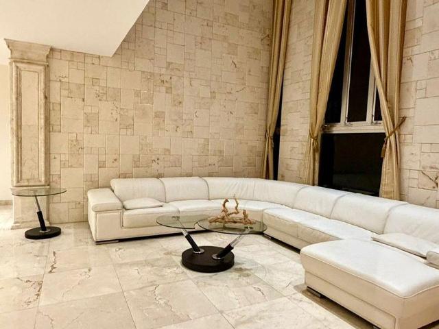 TOWNHOUSE AMUEBLADO DE LUJO CON DOBLE ALTURA Y ACABADOS DE MÁRMOL EN MONTEBELLO