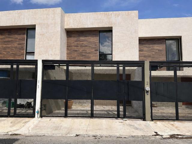 TOWNHOUSE EN RENTA EN MONTES DE AMÉ DE TRES NIVELES CON ROOFTOP