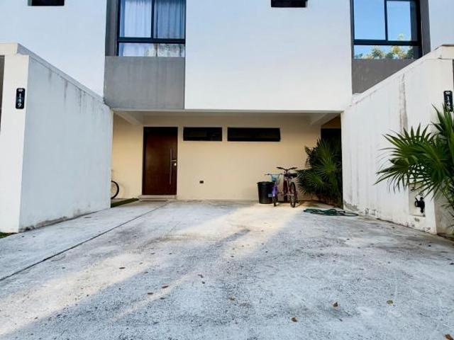 TOWNHOUSE EN VENTA CON 6 PANELES SOLARES Y AMENIDADES EN PRIVADA CHOLUL